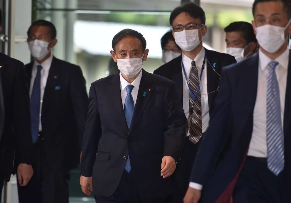 警察畑官僚と国会議員を側近に置き、政商や理論が破綻しているリフレ派を民間から参与などに起用した菅首相