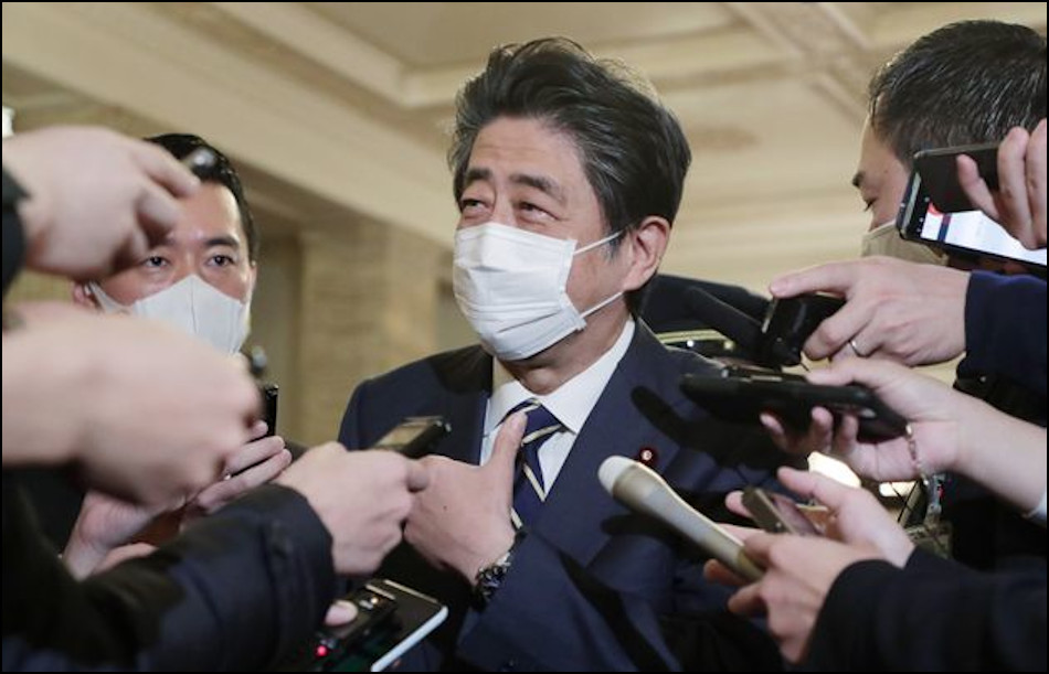東京地検特捜部の事情聴取についてぶら下がり記者会見に応じる安倍晋三前首相